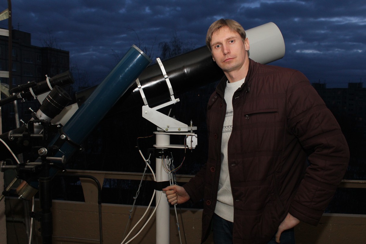 Владимирец Антон Андрианов работает инженером и одновременно является гитаристом местной команды Alien Garden. Наконец, он - человек, самолично сконструировавший два телескопа, которые позволяют ему с балкона собственного дома наблюдать небесные тела