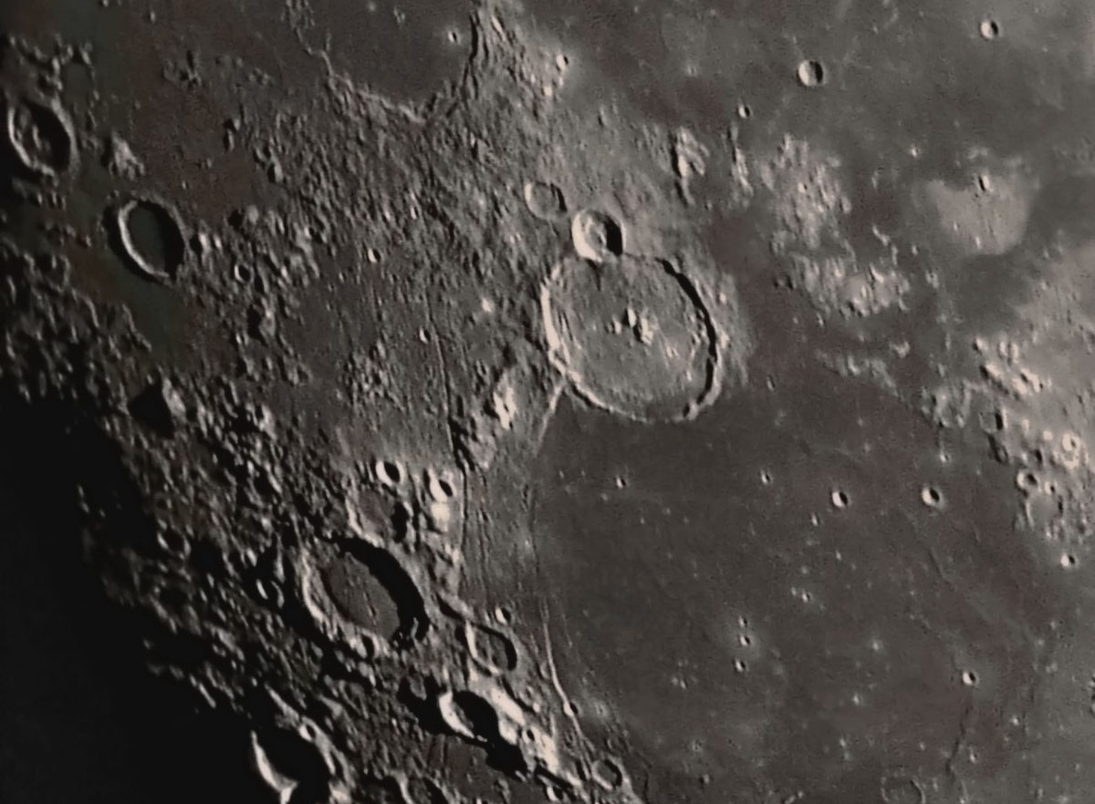 Владимирец Антон Андрианов работает инженером и одновременно является гитаристом местной команды Alien Garden. Наконец, он - человек, самолично сконструировавший два телескопа, которые позволяют ему с балкона собственного дома наблюдать небесные тела