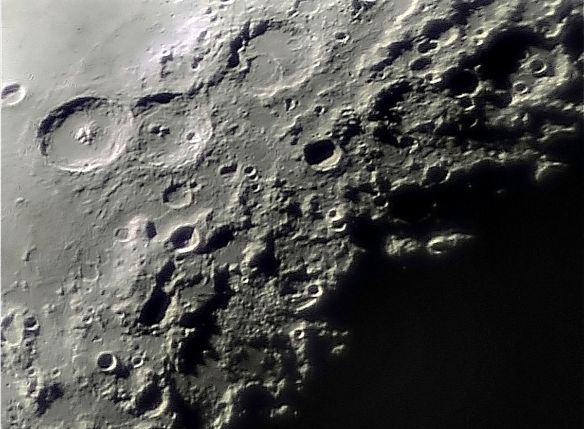 Владимирец Антон Андрианов работает инженером и одновременно является гитаристом местной команды Alien Garden. Наконец, он - человек, самолично сконструировавший два телескопа, которые позволяют ему с балкона собственного дома наблюдать небесные тела