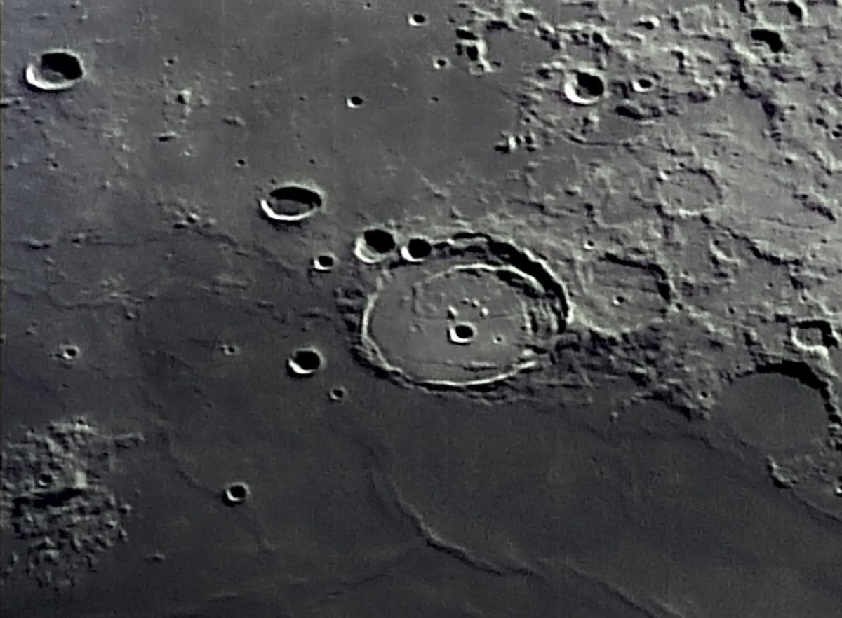 Владимирец Антон Андрианов работает инженером и одновременно является гитаристом местной команды Alien Garden. Наконец, он - человек, самолично сконструировавший два телескопа, которые позволяют ему с балкона собственного дома наблюдать небесные тела