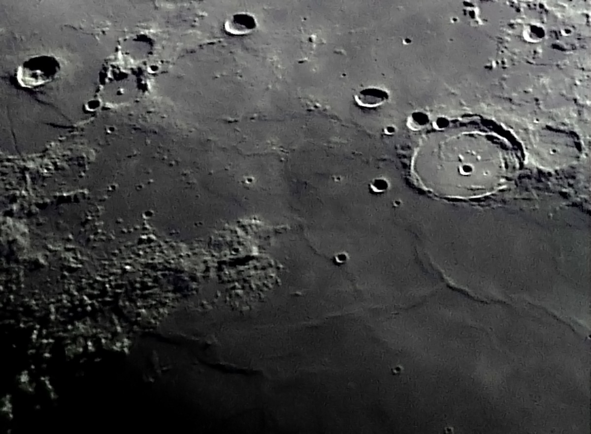 Владимирец Антон Андрианов работает инженером и одновременно является гитаристом местной команды Alien Garden. Наконец, он - человек, самолично сконструировавший два телескопа, которые позволяют ему с балкона собственного дома наблюдать небесные тела