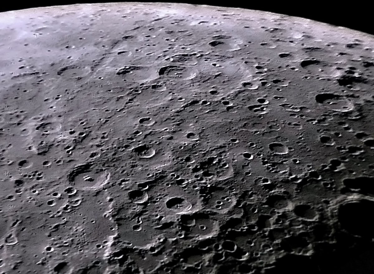 Владимирец Антон Андрианов работает инженером и одновременно является гитаристом местной команды Alien Garden. Наконец, он - человек, самолично сконструировавший два телескопа, которые позволяют ему с балкона собственного дома наблюдать небесные тела