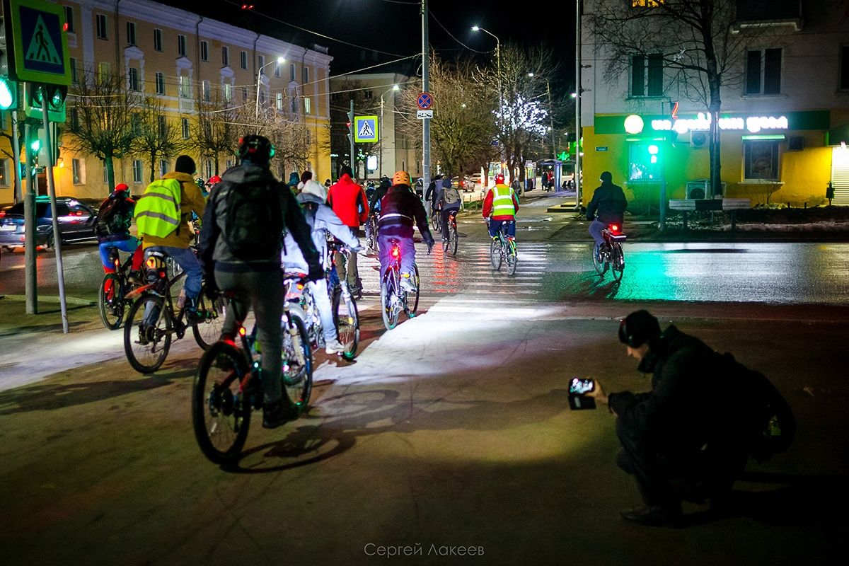 Владимирские велосипедисты устроили акцию в поддержку “Часа Земли” и провели массовый велопробег. На двух колесах они объехали практически весь город