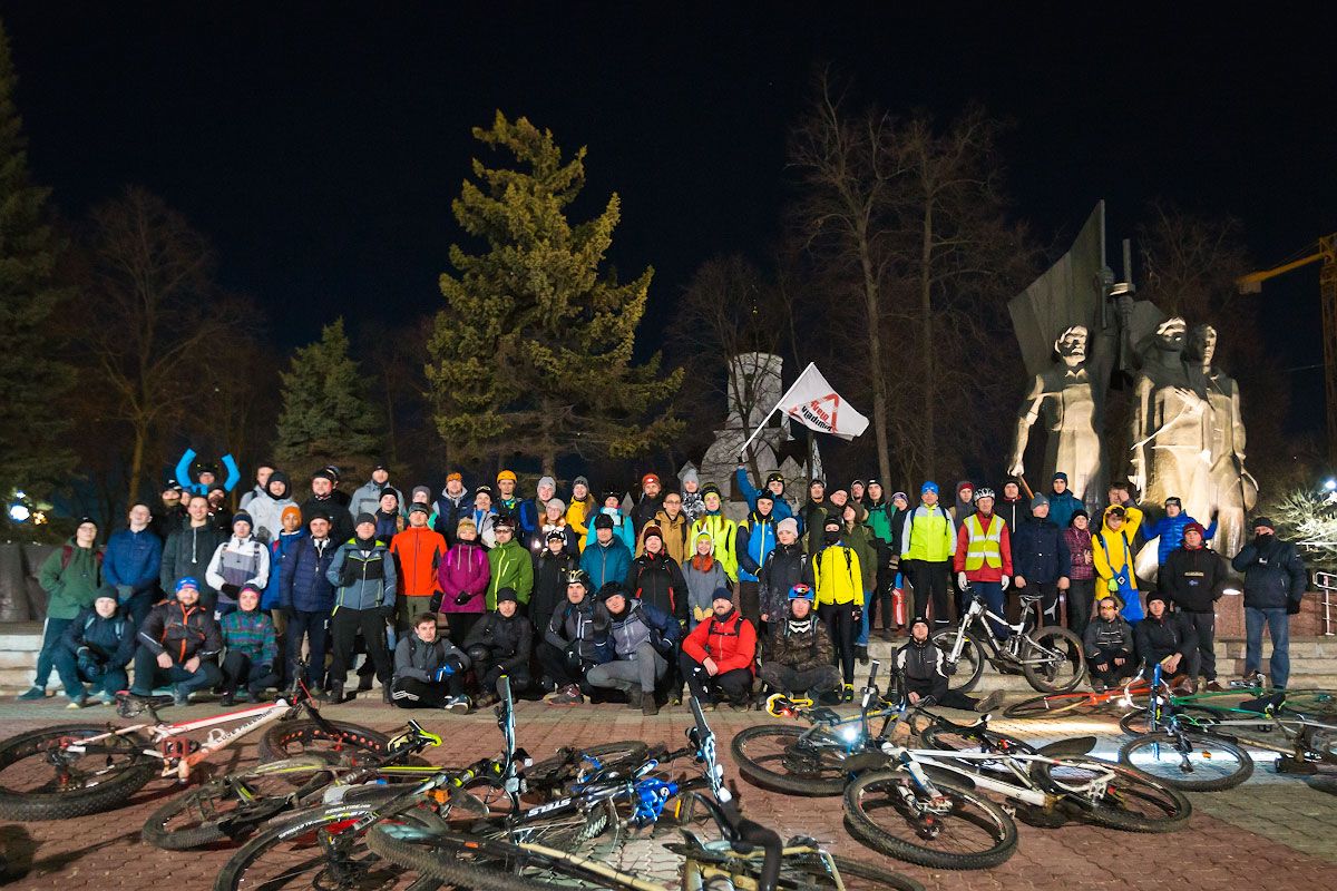 Владимирские велосипедисты устроили акцию в поддержку “Часа Земли” и провели массовый велопробег. На двух колесах они объехали практически весь город