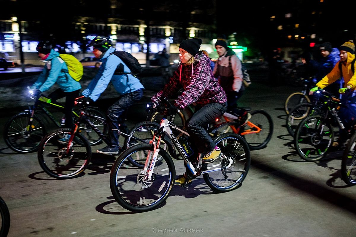 Владимирские велосипедисты устроили акцию в поддержку “Часа Земли” и провели массовый велопробег. На двух колесах они объехали практически весь город