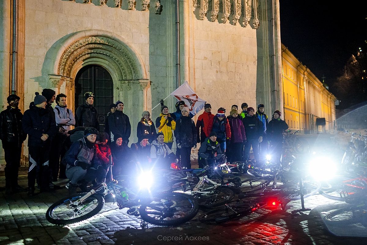 Владимирские велосипедисты устроили акцию в поддержку “Часа Земли” и провели массовый велопробег. На двух колесах они объехали практически весь город