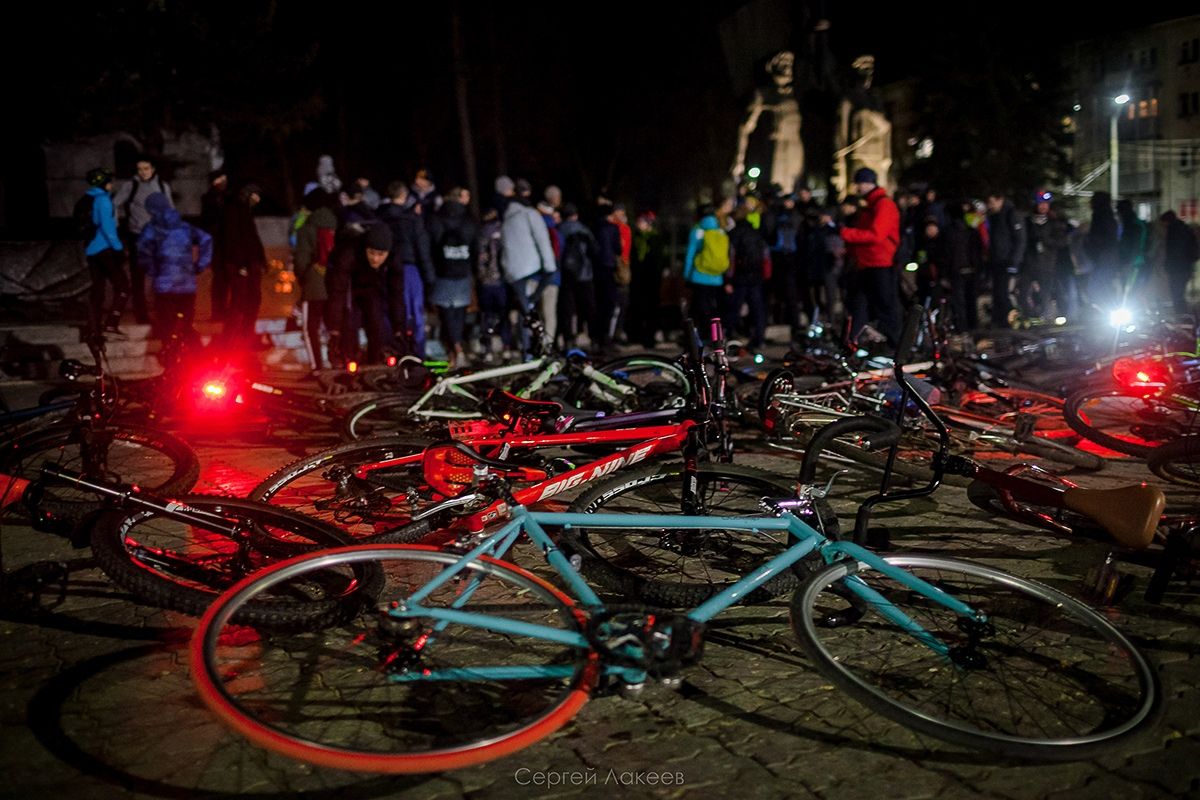 Владимирские велосипедисты устроили акцию в поддержку “Часа Земли” и провели массовый велопробег. На двух колесах они объехали практически весь город