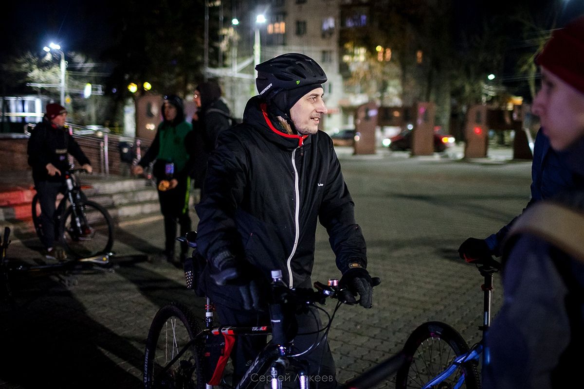 Владимирские велосипедисты устроили акцию в поддержку “Часа Земли” и провели массовый велопробег. На двух колесах они объехали практически весь город