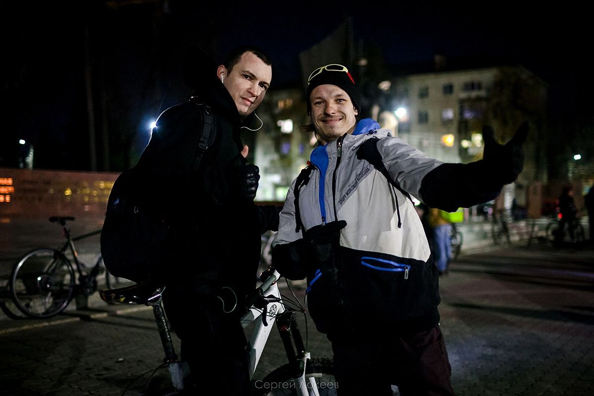 Владимирские велосипедисты устроили акцию в поддержку “Часа Земли” и провели массовый велопробег. На двух колесах они объехали практически весь город