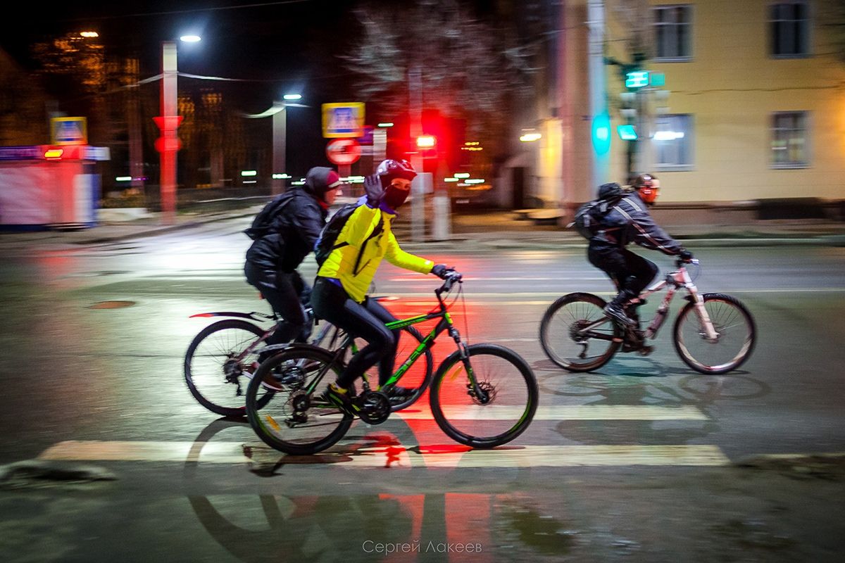 Владимирские велосипедисты устроили акцию в поддержку “Часа Земли” и провели массовый велопробег. На двух колесах они объехали практически весь город