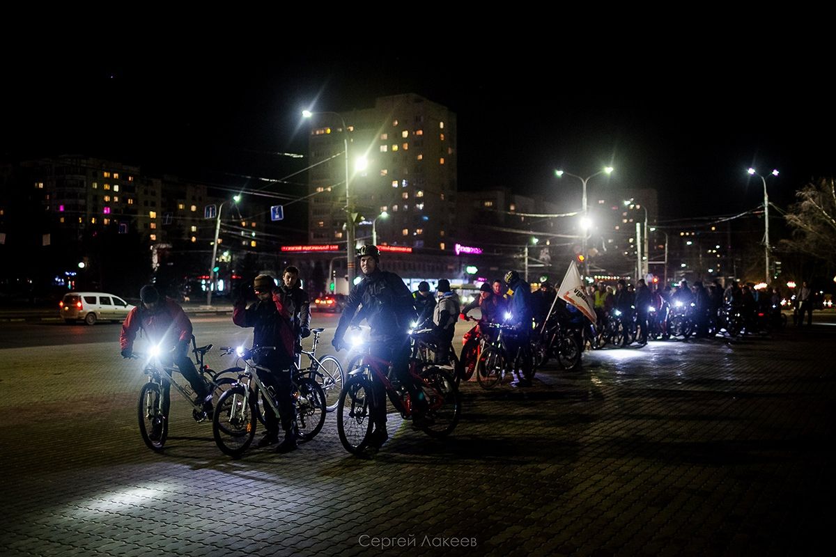 Владимирские велосипедисты устроили акцию в поддержку “Часа Земли” и провели массовый велопробег. На двух колесах они объехали практически весь город