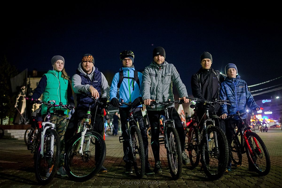 Владимирские велосипедисты устроили акцию в поддержку “Часа Земли” и провели массовый велопробег. На двух колесах они объехали практически весь город