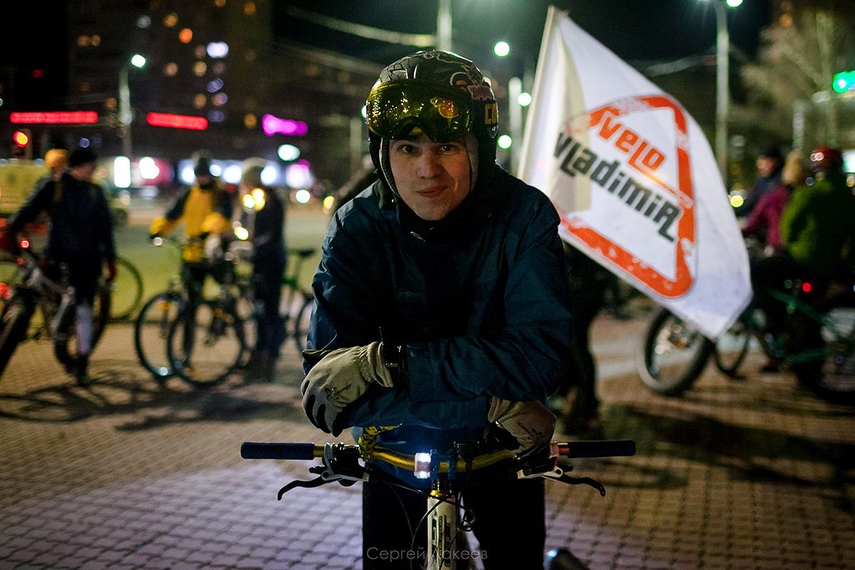 Владимирские велосипедисты устроили акцию в поддержку “Часа Земли” и провели массовый велопробег. На двух колесах они объехали практически весь город