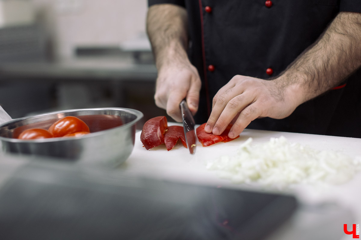 С давних времен путников, желающих познать вкус традиционной грузинской кухни, отправляли в Сололаки. Этот исторический район в центре Тбилиси по-прежнему хранит в себе атмосферу старого города. А знаете ли вы, что свой маленький «Сололаки» теперь есть и в центре древнего Владимира?