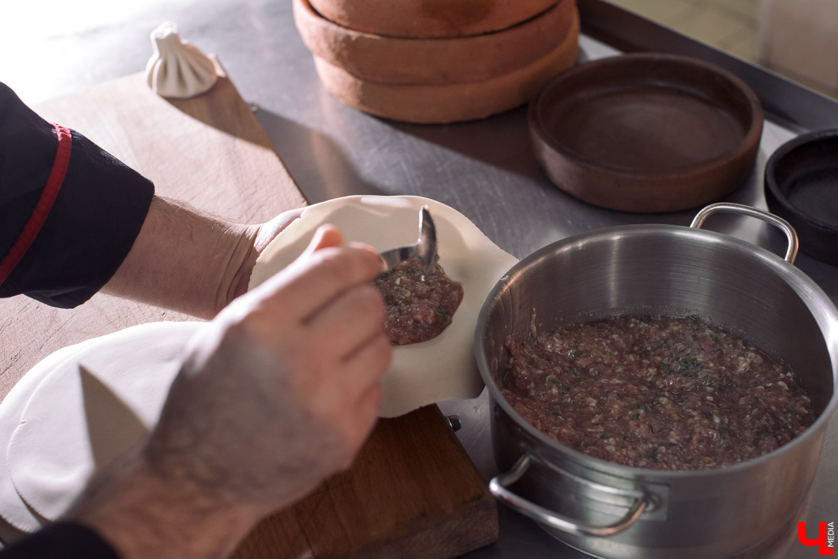 С давних времен путников, желающих познать вкус традиционной грузинской кухни, отправляли в Сололаки. Этот исторический район в центре Тбилиси по-прежнему хранит в себе атмосферу старого города. А знаете ли вы, что свой маленький «Сололаки» теперь есть и в центре древнего Владимира?