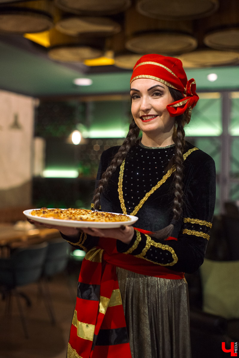 С давних времен путников, желающих познать вкус традиционной грузинской кухни, отправляли в Сололаки. Этот исторический район в центре Тбилиси по-прежнему хранит в себе атмосферу старого города. А знаете ли вы, что свой маленький «Сололаки» теперь есть и в центре древнего Владимира?