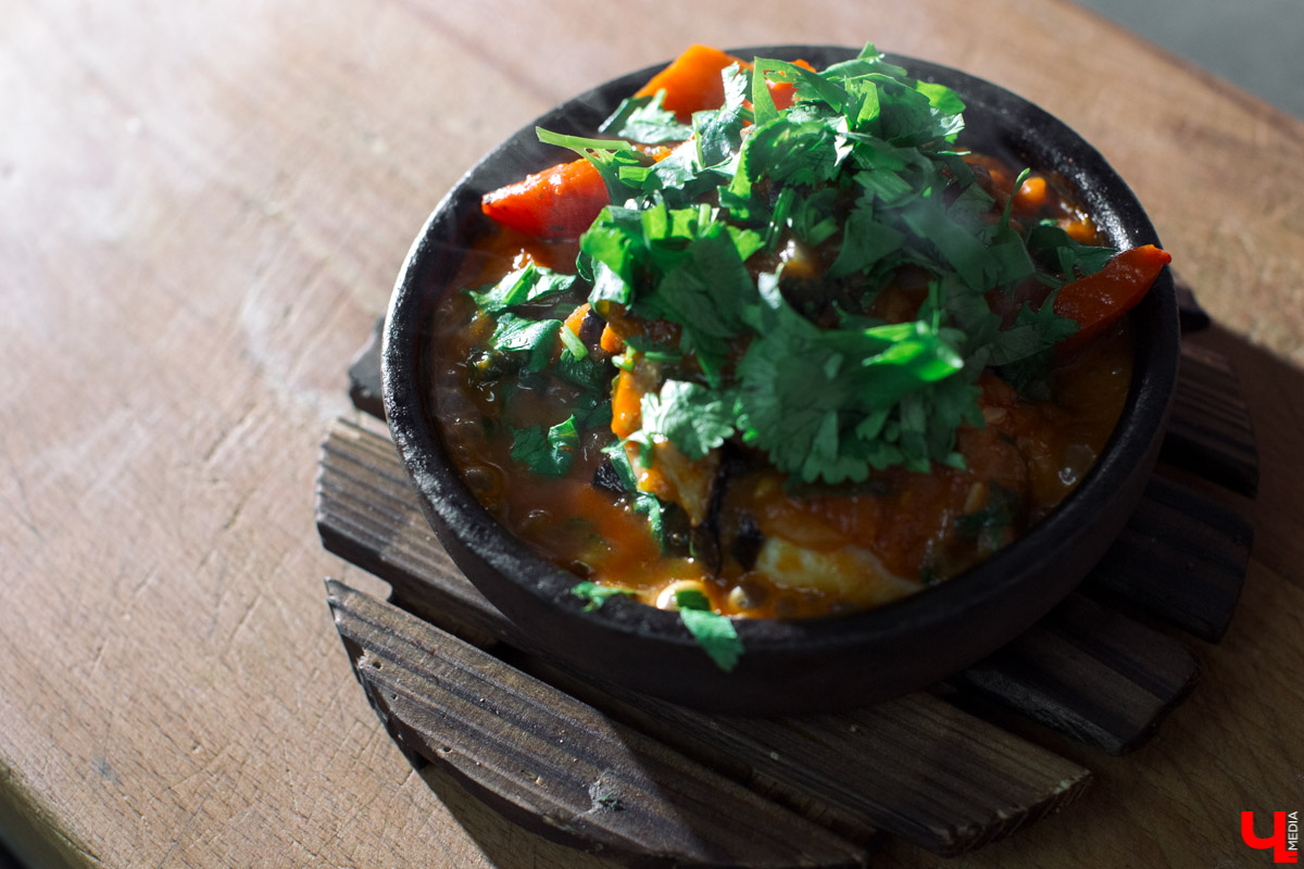 С давних времен путников, желающих познать вкус традиционной грузинской кухни, отправляли в Сололаки. Этот исторический район в центре Тбилиси по-прежнему хранит в себе атмосферу старого города. А знаете ли вы, что свой маленький «Сололаки» теперь есть и в центре древнего Владимира?