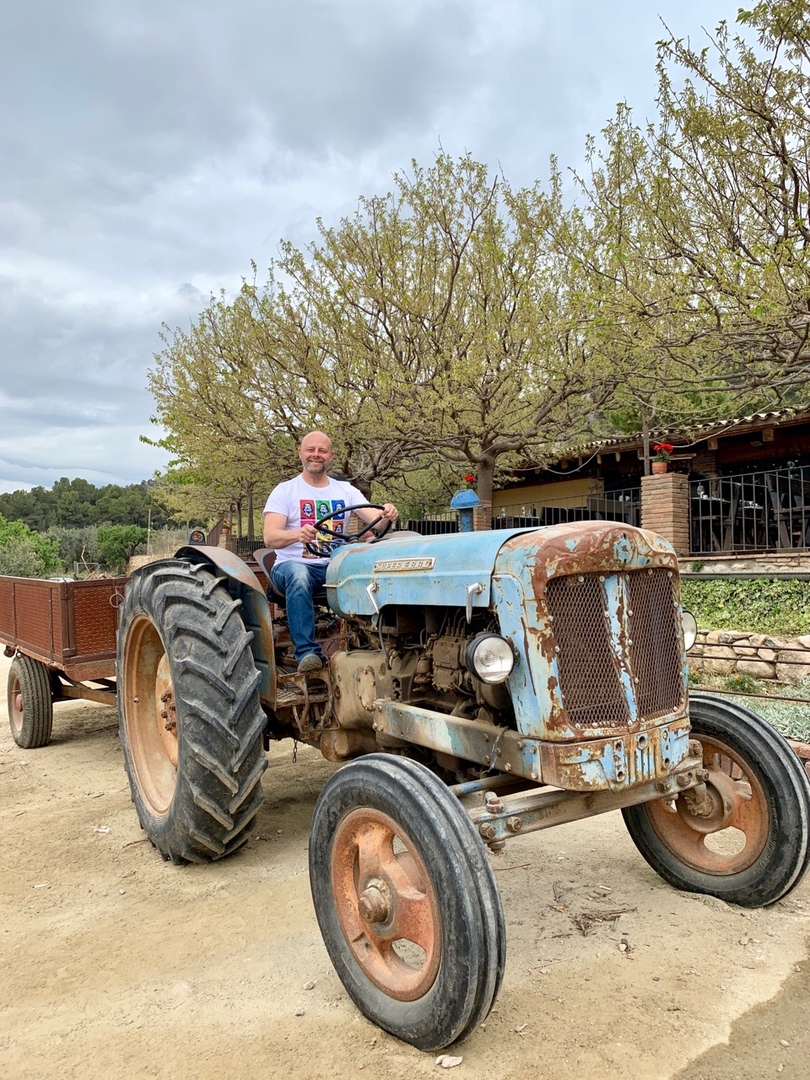 Владимирский фотограф Игорь Воробей вот уже 10 лет живет в Барселоне и знакомит своих земляков, а также российских звезд с интересными местами для отдыха. А недавно он помог телеведущей Жанне Бадоевой снять программу “Жизнь других”