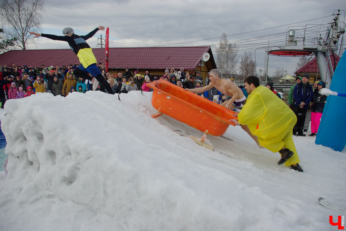 Более 150 участников съехали с горы в бассейн с водой в рамках 14-го традиционного аква-шоу на “Красной горке” в Ковровском районе