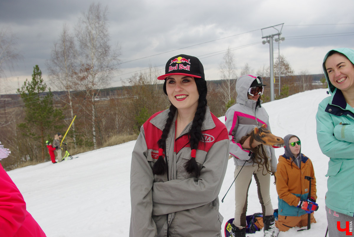 Более 150 участников съехали с горы в бассейн с водой в рамках 14-го традиционного аква-шоу на “Красной горке” в Ковровском районе