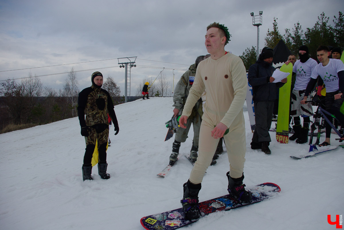 Более 150 участников съехали с горы в бассейн с водой в рамках 14-го традиционного аква-шоу на “Красной горке” в Ковровском районе