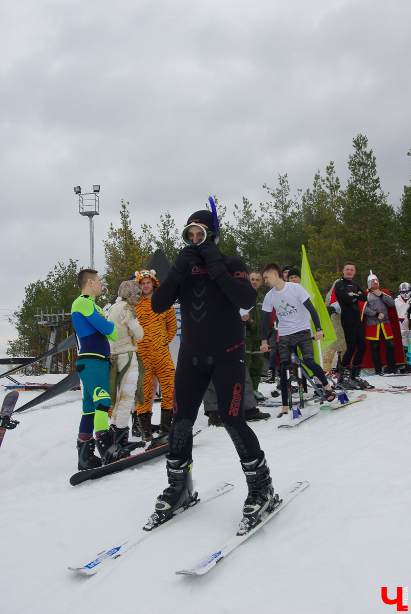 Более 150 участников съехали с горы в бассейн с водой в рамках 14-го традиционного аква-шоу на “Красной горке” в Ковровском районе