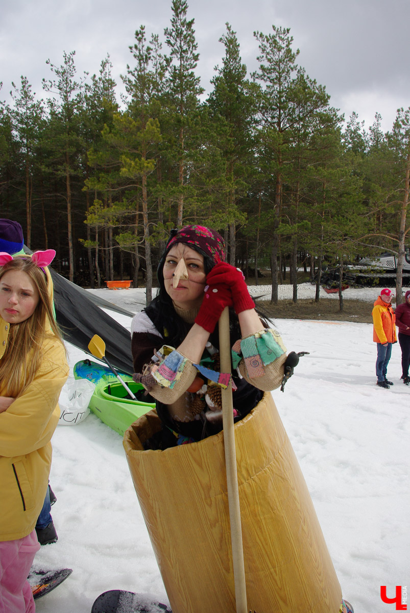 Более 150 участников съехали с горы в бассейн с водой в рамках 14-го традиционного аква-шоу на “Красной горке” в Ковровском районе