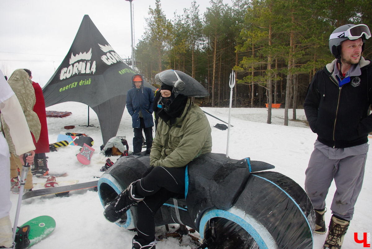 Более 150 участников съехали с горы в бассейн с водой в рамках 14-го традиционного аква-шоу на “Красной горке” в Ковровском районе