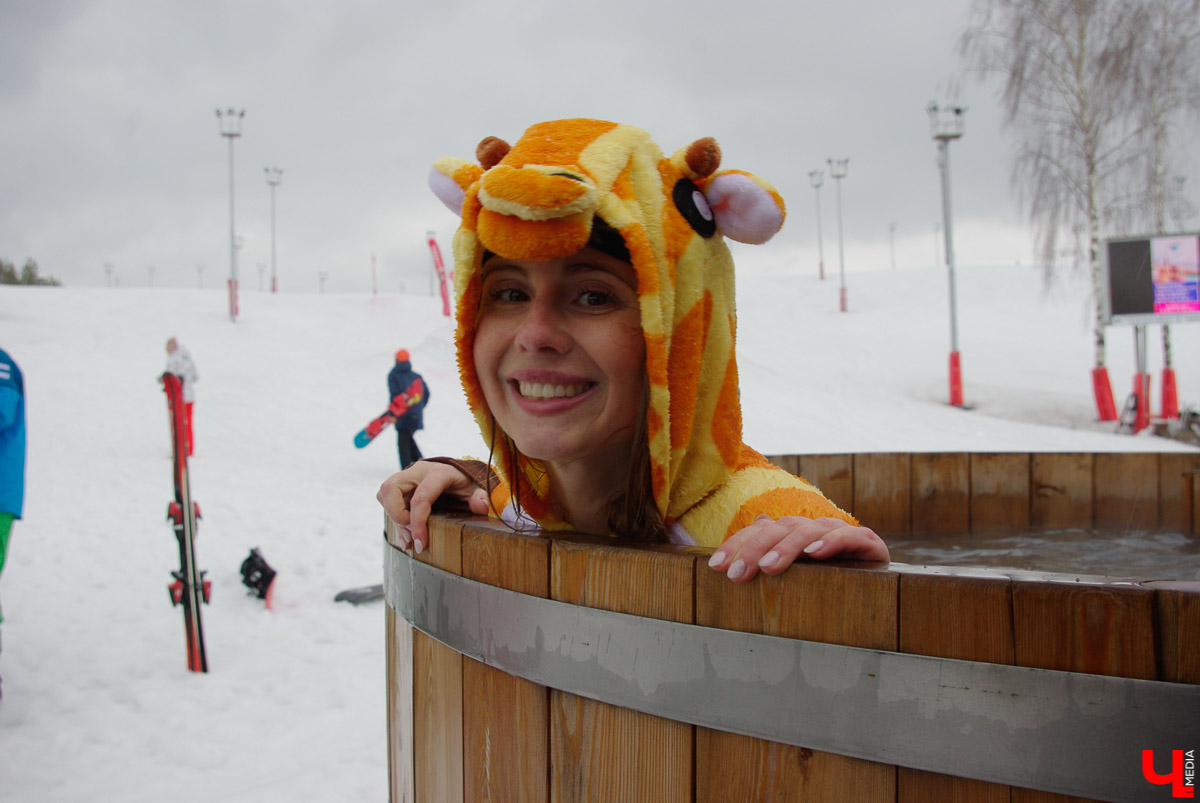 Более 150 участников съехали с горы в бассейн с водой в рамках 14-го традиционного аква-шоу на “Красной горке” в Ковровском районе