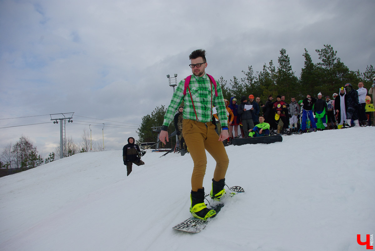 Более 150 участников съехали с горы в бассейн с водой в рамках 14-го традиционного аква-шоу на “Красной горке” в Ковровском районе