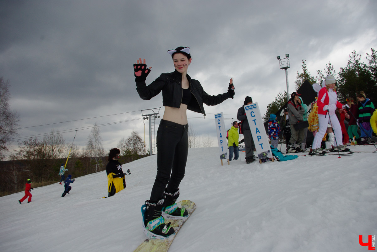 Более 150 участников съехали с горы в бассейн с водой в рамках 14-го традиционного аква-шоу на “Красной горке” в Ковровском районе