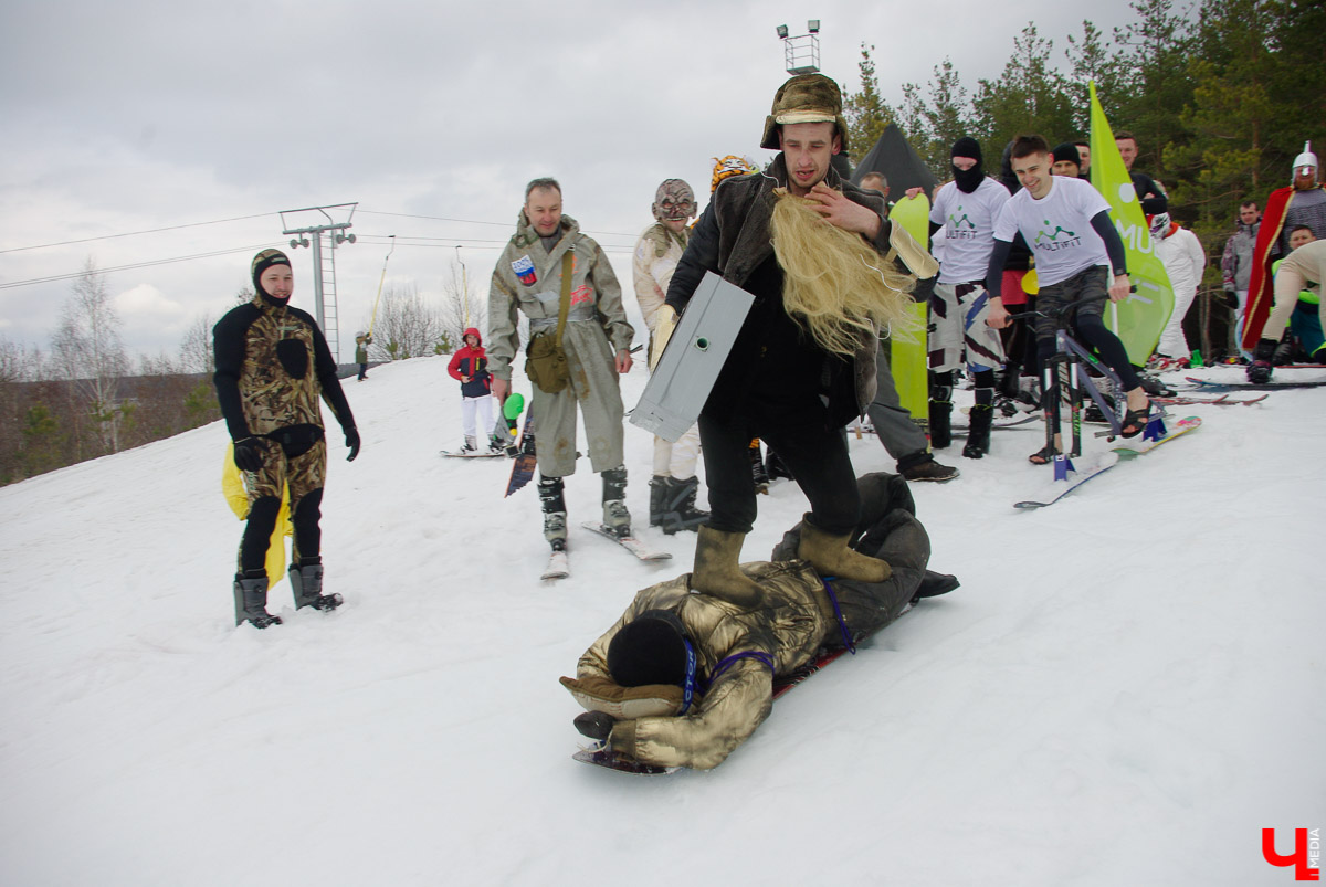 Более 150 участников съехали с горы в бассейн с водой в рамках 14-го традиционного аква-шоу на “Красной горке” в Ковровском районе