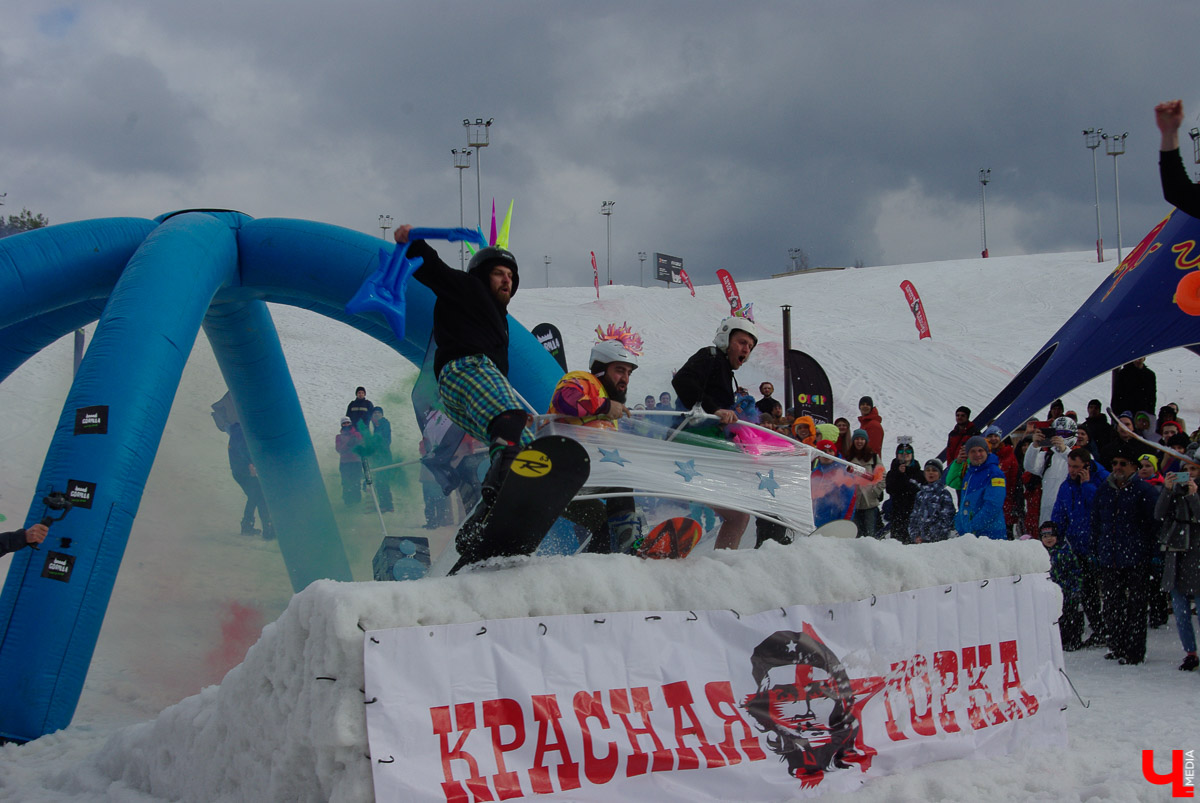 Более 150 участников съехали с горы в бассейн с водой в рамках 14-го традиционного аква-шоу на “Красной горке” в Ковровском районе