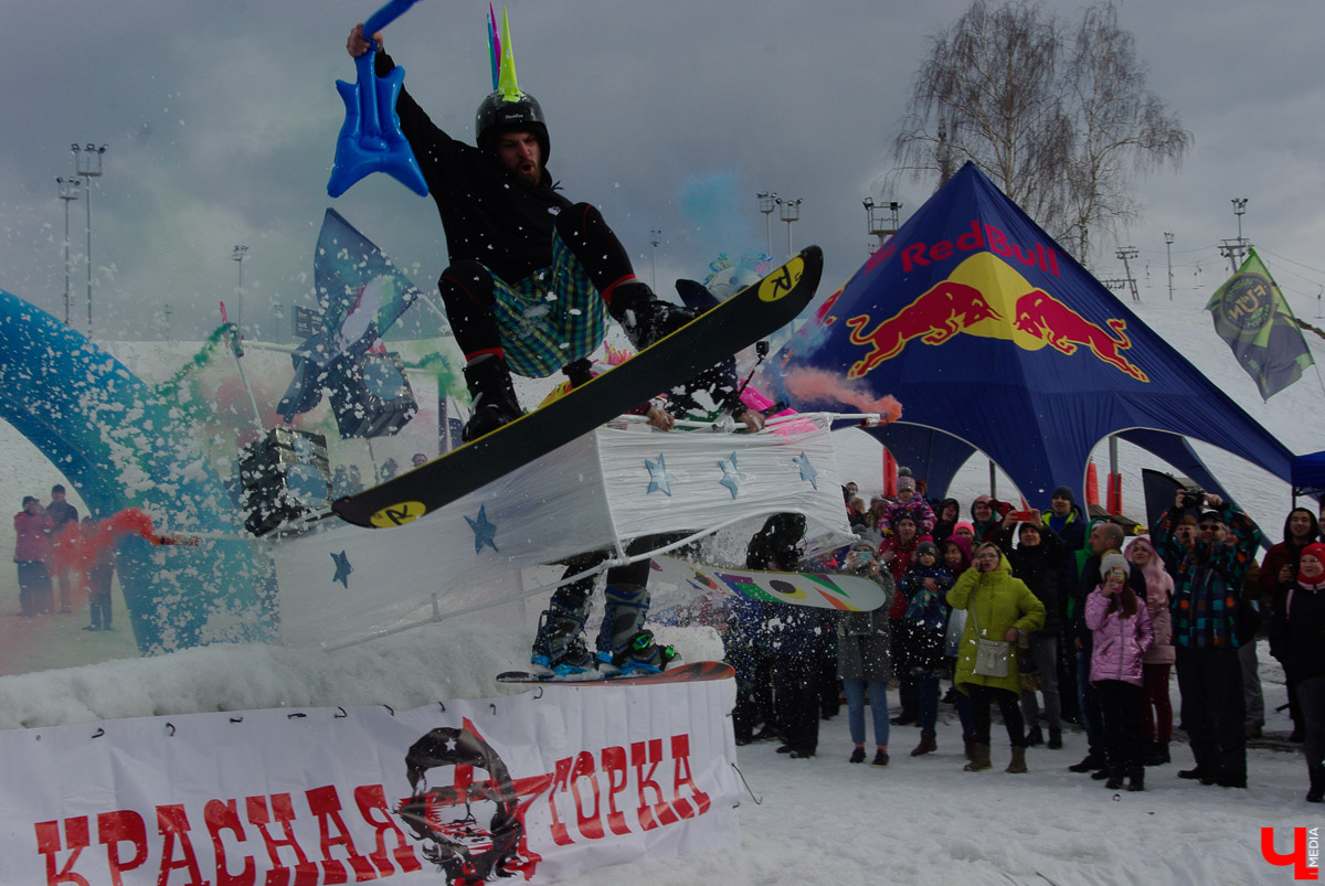 Более 150 участников съехали с горы в бассейн с водой в рамках 14-го традиционного аква-шоу на “Красной горке” в Ковровском районе