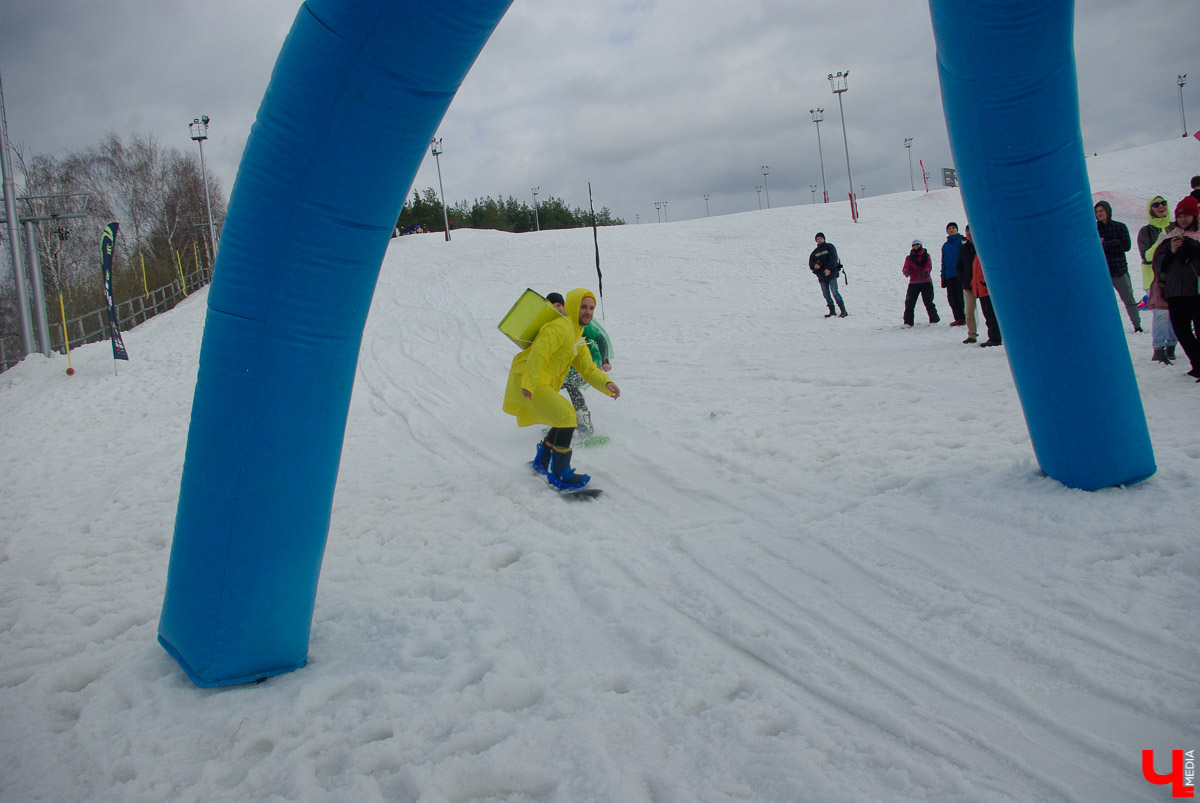 Более 150 участников съехали с горы в бассейн с водой в рамках 14-го традиционного аква-шоу на “Красной горке” в Ковровском районе