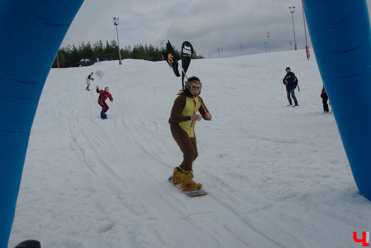 Более 150 участников съехали с горы в бассейн с водой в рамках 14-го традиционного аква-шоу на “Красной горке” в Ковровском районе