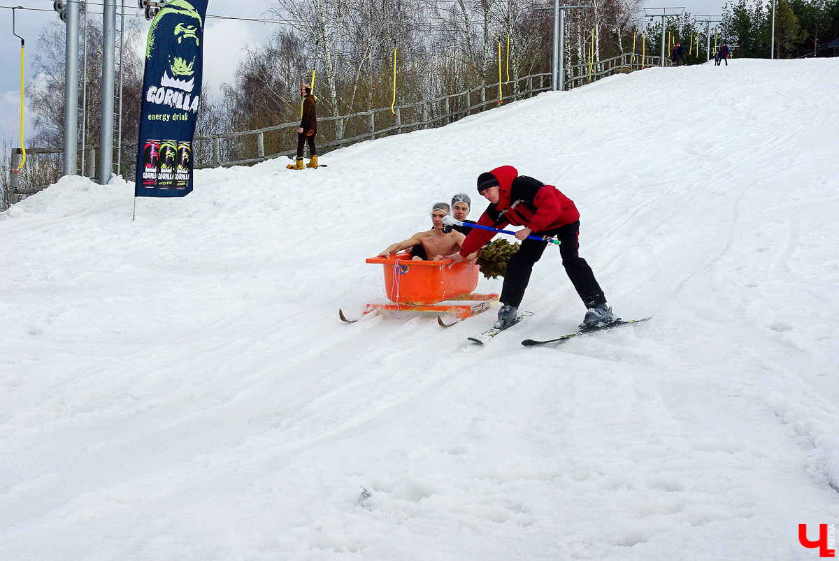 Более 150 участников съехали с горы в бассейн с водой в рамках 14-го традиционного аква-шоу на “Красной горке” в Ковровском районе
