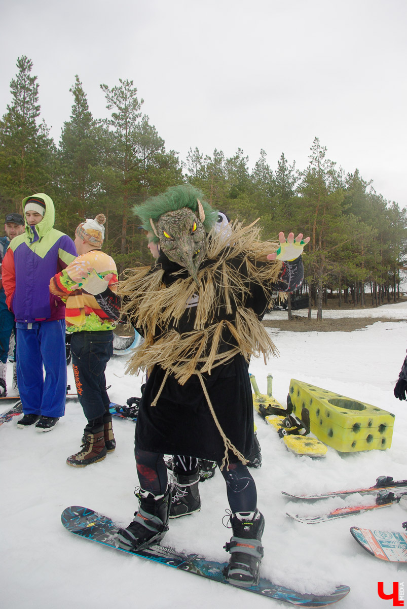 Более 150 участников съехали с горы в бассейн с водой в рамках 14-го традиционного аква-шоу на “Красной горке” в Ковровском районе