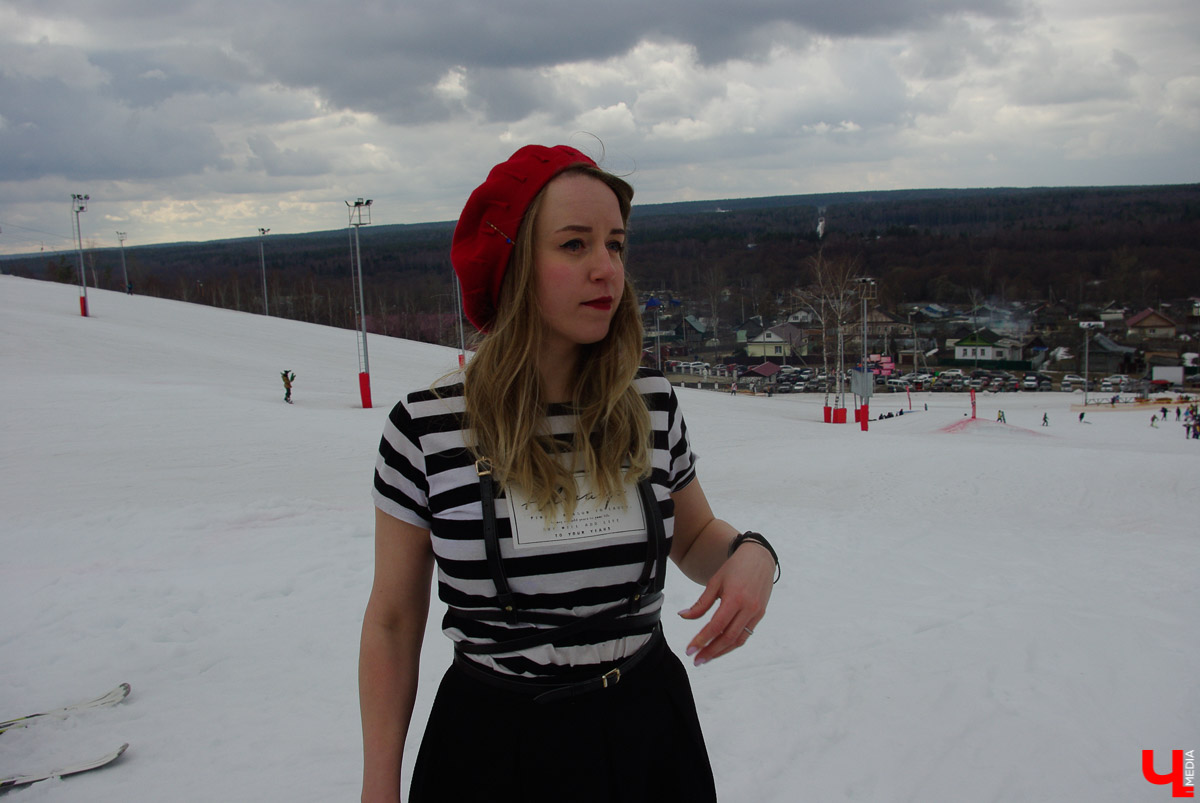 Более 150 участников съехали с горы в бассейн с водой в рамках 14-го традиционного аква-шоу на “Красной горке” в Ковровском районе