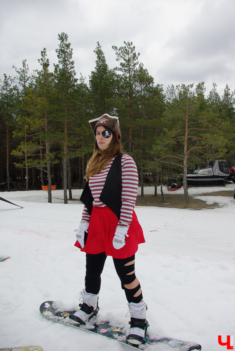 Более 150 участников съехали с горы в бассейн с водой в рамках 14-го традиционного аква-шоу на “Красной горке” в Ковровском районе