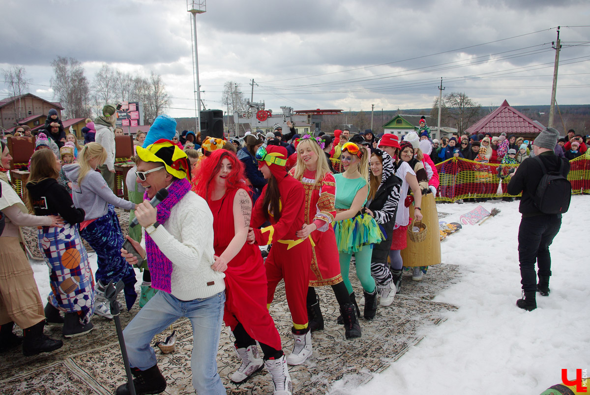 Более 150 участников съехали с горы в бассейн с водой в рамках 14-го традиционного аква-шоу на “Красной горке” в Ковровском районе