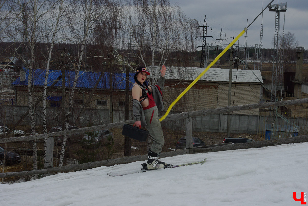 Более 150 участников съехали с горы в бассейн с водой в рамках 14-го традиционного аква-шоу на “Красной горке” в Ковровском районе