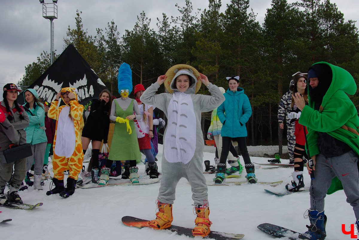 Более 150 участников съехали с горы в бассейн с водой в рамках 14-го традиционного аква-шоу на “Красной горке” в Ковровском районе