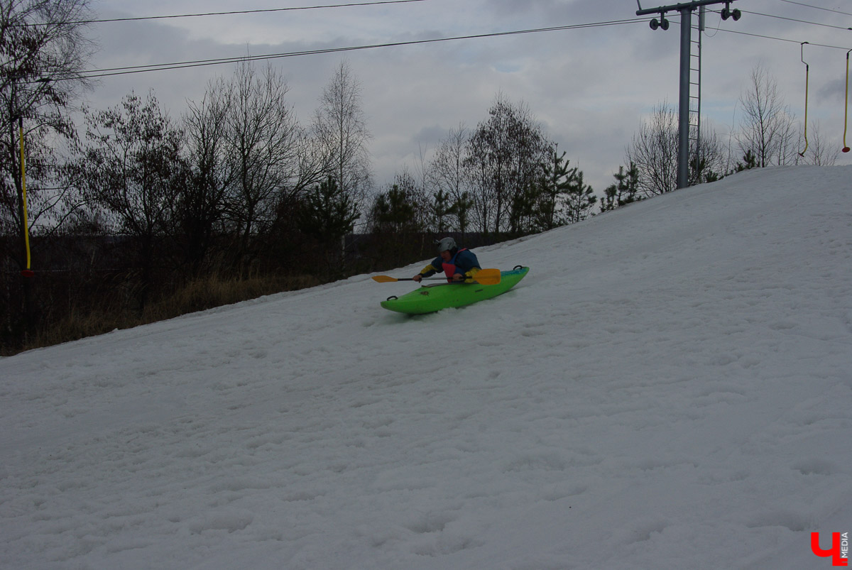 Более 150 участников съехали с горы в бассейн с водой в рамках 14-го традиционного аква-шоу на “Красной горке” в Ковровском районе