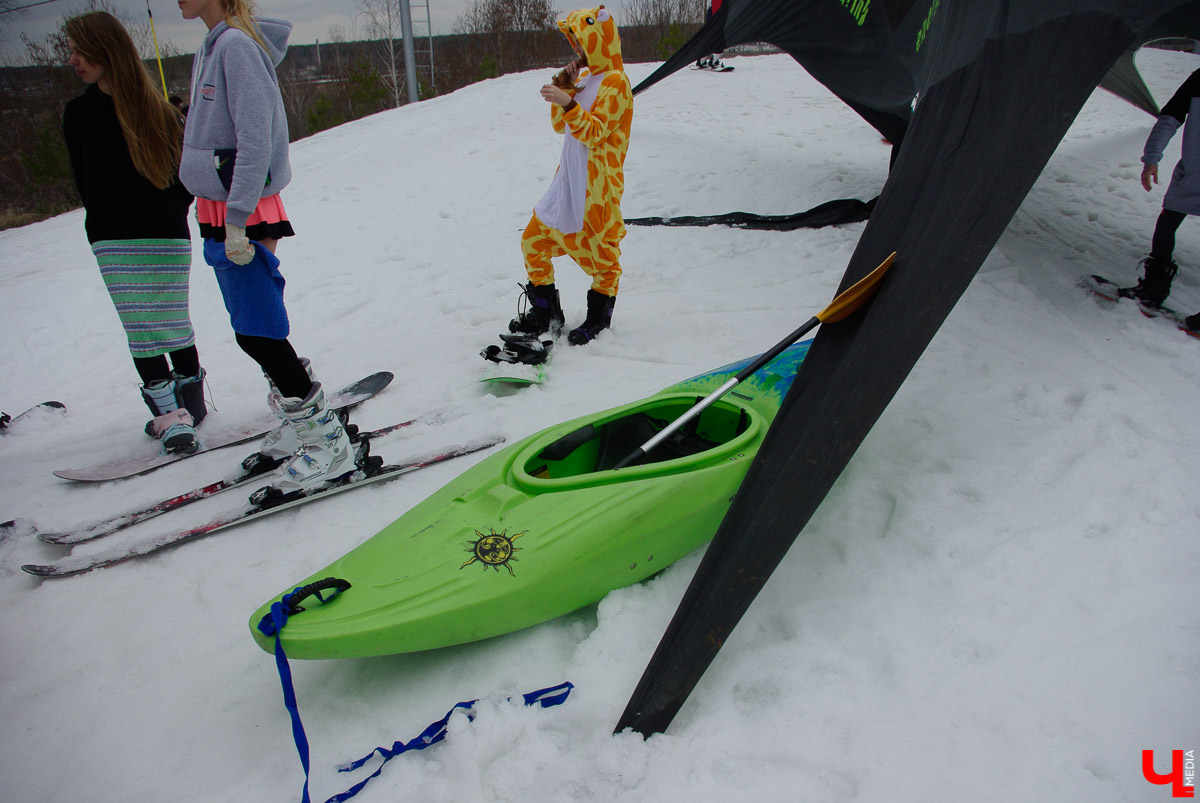 Более 150 участников съехали с горы в бассейн с водой в рамках 14-го традиционного аква-шоу на “Красной горке” в Ковровском районе