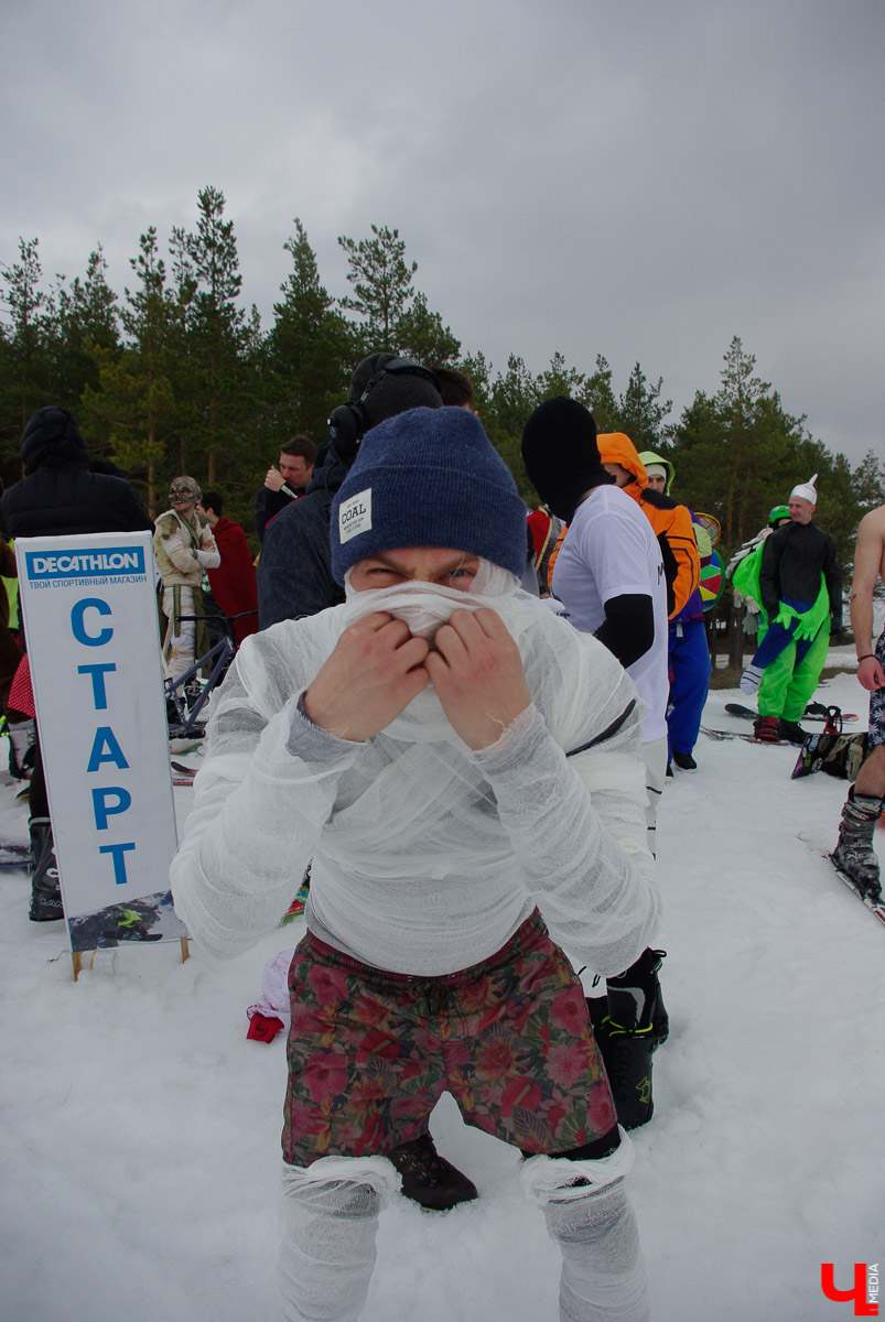 Более 150 участников съехали с горы в бассейн с водой в рамках 14-го традиционного аква-шоу на “Красной горке” в Ковровском районе