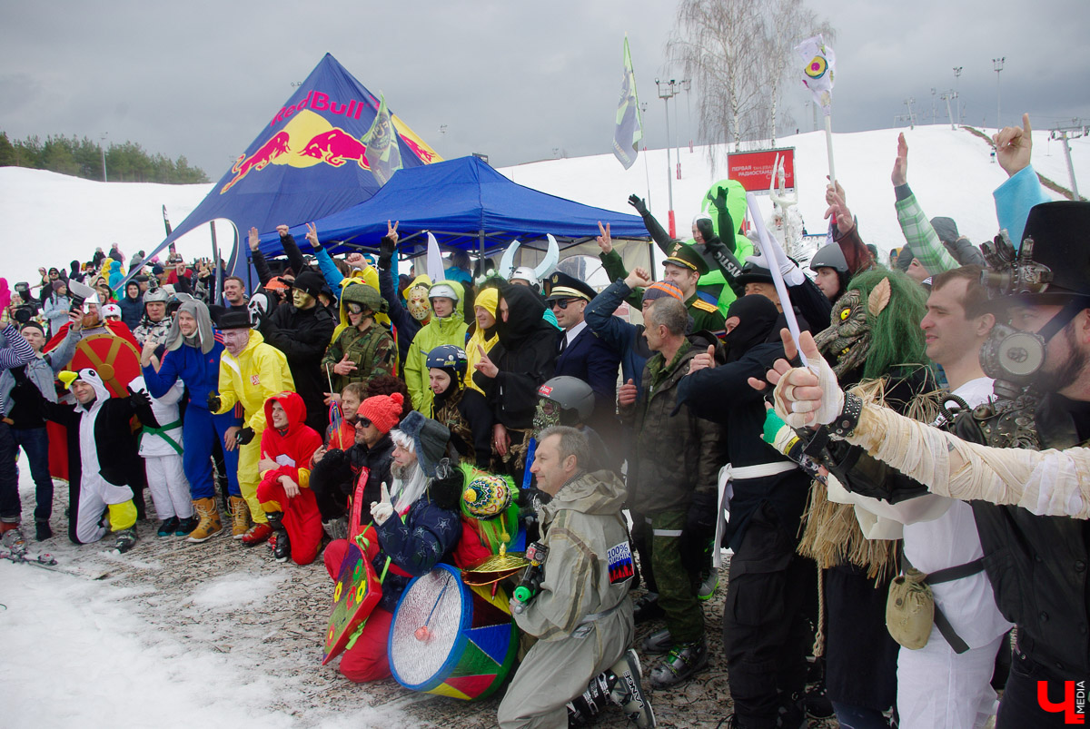 Более 150 участников съехали с горы в бассейн с водой в рамках 14-го традиционного аква-шоу на “Красной горке” в Ковровском районе