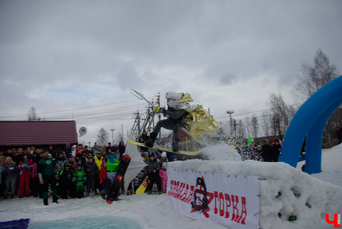 Более 150 участников съехали с горы в бассейн с водой в рамках 14-го традиционного аква-шоу на “Красной горке” в Ковровском районе