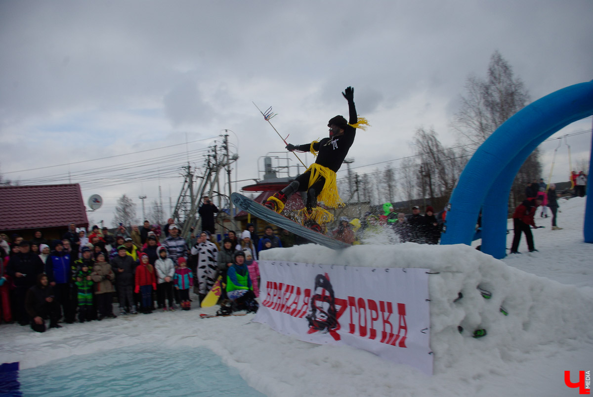 Более 150 участников съехали с горы в бассейн с водой в рамках 14-го традиционного аква-шоу на “Красной горке” в Ковровском районе
