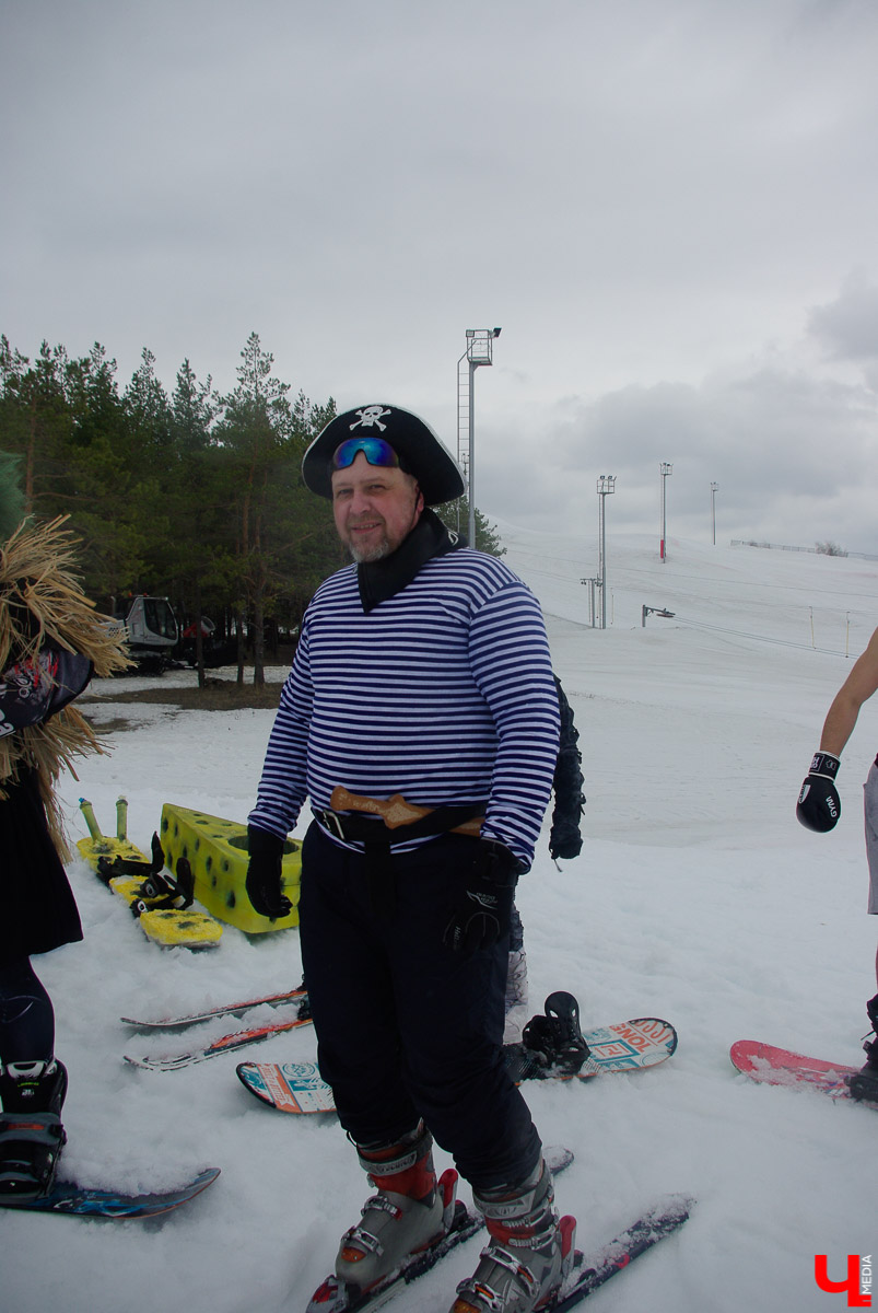 Более 150 участников съехали с горы в бассейн с водой в рамках 14-го традиционного аква-шоу на “Красной горке” в Ковровском районе